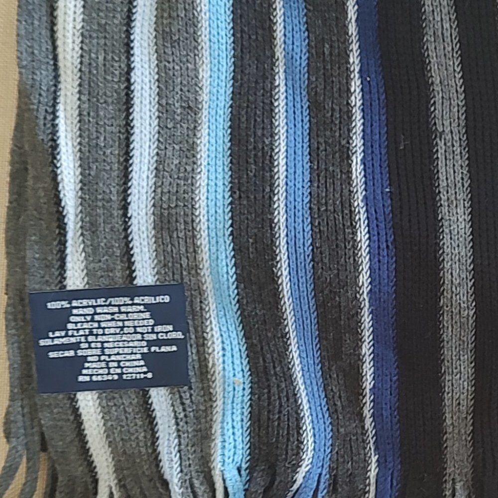 NWOT - Blue and Gray Winter Scarf - Picture 2 of 2